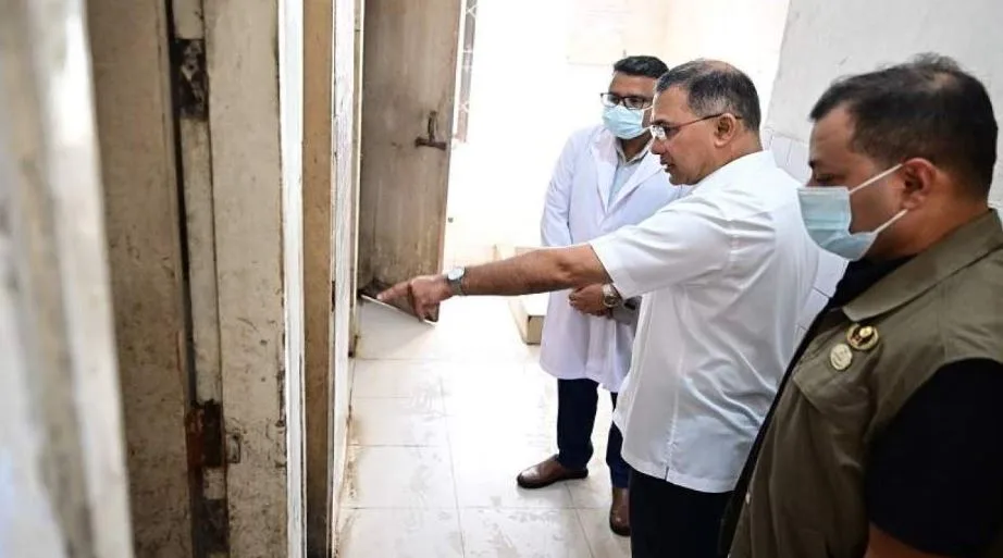 রাজধানীর বিভিন্ন হাসপাতাল ও শিক্ষাপ্রতিষ্ঠান আকস্মিক পরিদর্শনে প্রধানমন্ত্রী