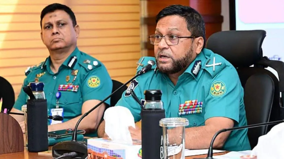 চাঁদাবাজ ও ভূমি দখলবাজদের বিরুদ্ধে কঠোর ব্যবস্থা নেওয়ার নির্দেশ ডিএমপি কমিশনারের