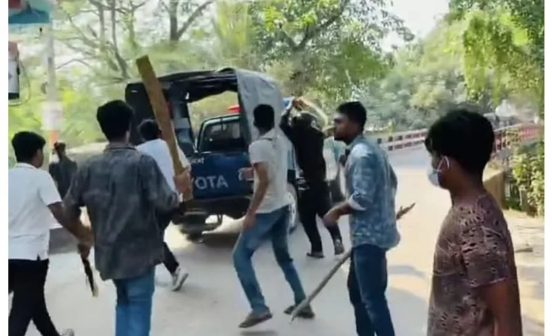 গোপালগঞ্জে নিষিদ্ধ ছাত্রলীগ–যুবলীগের মিছিল থেকে পুলিশের গাড়িতে হামলা, তিন পুলিশ সদস্যকে মারধর